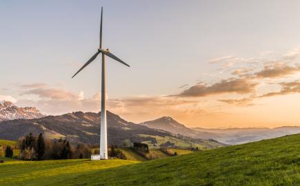 Turbina wiatrowa na tle gór