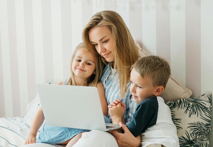 Dzieci z mamą razem